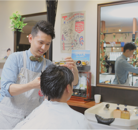 アシスタントがカットをしているイメージ